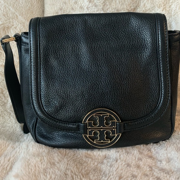 Tory Burch Handbags - Tory Burch Amanda' Round Crossbody Bag